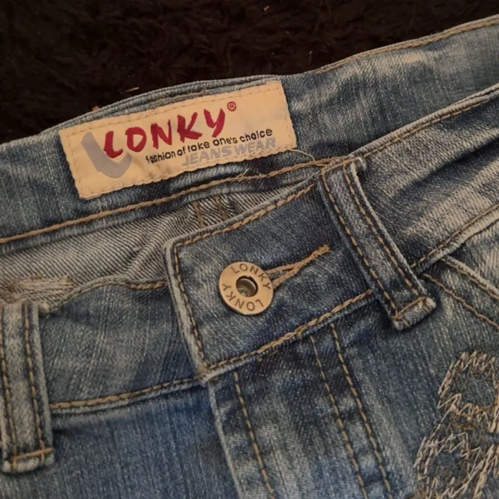 Vintage 2000s y2k jeans kjol. Köpt second hand men aldrig använd! I bra skick.. Kjolar.