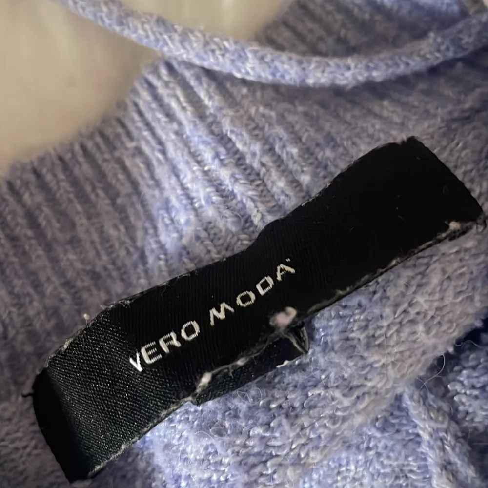 Slutsåld stickad tröja från vero moda i lila /blå ish färg💕 Storlek M men passar S också, I toppskick. Tröjor & Koftor.