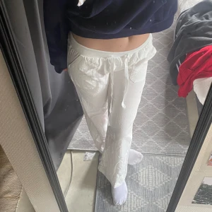 Linnebyxor  - Säljer vita linnebyxor. Köpte mina för 399 kr ish. Knappt använda och kommer från Denovo