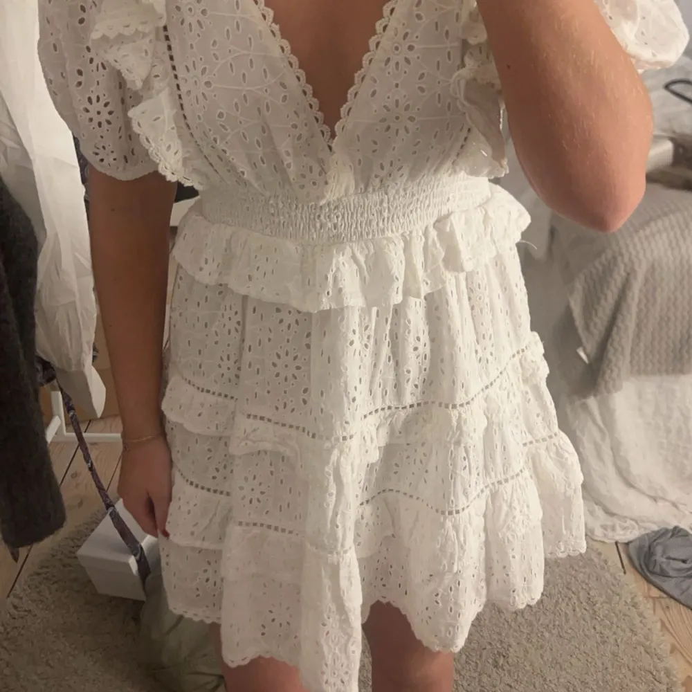Säljer denna supersnygga vita klänning från ASOS för att jag har hittat en annan. Knappen där bak är sönder (se bild 3) men det går enkelt att laga. Jag är 170cm som preferens! 🩷🩷🩷. Klänningar.
