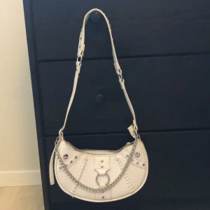 Väska  - Säljer denna väskan i bra skick💘 använd några gånger, köpt för 120kr. Kan tänka mig att gå ner lite i pris!
