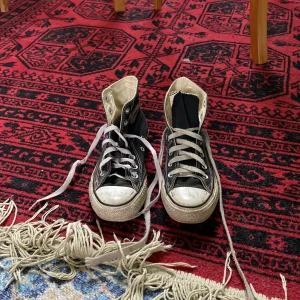 Svarta Converse  - Säljer dessa svarta Converse i storlek 35 då de är för små. Har målat lite på dom men försökt få bort det. Ganska slitna men fina och använda sparsamt. 🩷 Kontakta för fler bilder 🩷 ganska små i storleken