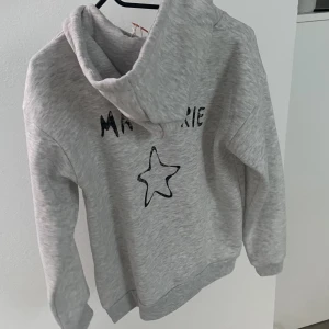 Gina Hoodie - Jag säljer dena jätte fina hoodien eftersom den inte används.den är i storlek 134-140 men passar sorleken över ❤️pris kan diskuteras 