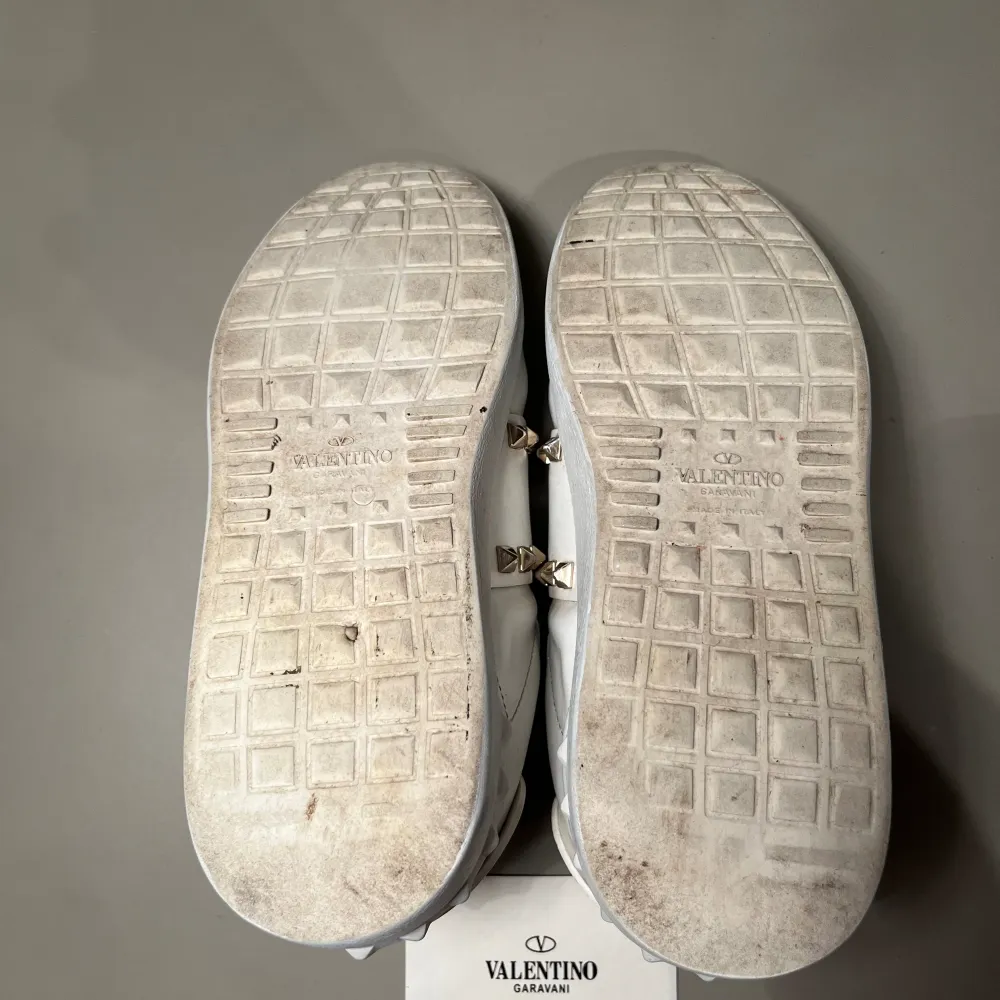 Valentino open i färgen vit, guldiga spikar | skick 6,5/10 alla spikar är kvar, men defekter finns | nypris 8000kr | Endast skor kommer vid köp | Hör av er vid frågor eller prisförslag ✅. Skor.