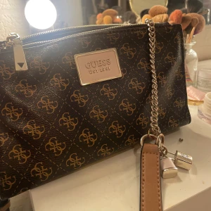 Guess väska - Väldigt bra skick  3 stora fack 