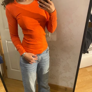 Röd långärmad tröja - Fin röd tröja med tajt passform från Gina Tricot 