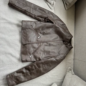 Skinnjacka - Hej säljer en fake skinnjacka! Vintage stil och passar perfekt till både vår och sommar! Passar nån med storlek xs eller s❣️