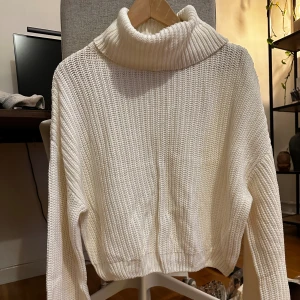 Stickad tröja  - Stickad tröja med  från NA-KD, jättefin i nyskick! Färgen är lite äggskalsvit.