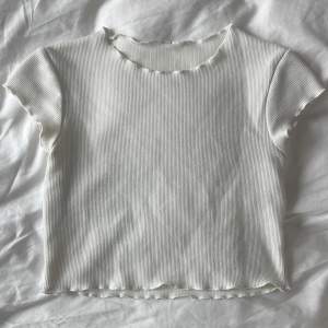Säljer denna söta kroppade tshirten som inte längre kommer till användning💕 (Den är lite liten i storleken så passar perfekt som M)