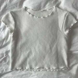 Säljer denna söta kroppade tshirten som inte längre kommer till användning💕 (Den är lite liten i storleken så passar perfekt som M)