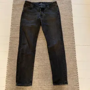 Säljer nu mina svarta denim jeans från Jack & Jones! Skicket är 9/10 använda ett par gånger! Inga defekter! Hör av dig vid frågor och funderingar! Obs pris kan diskuteras!