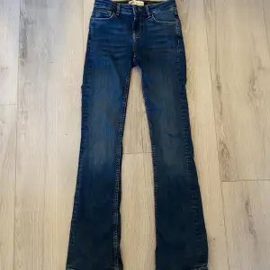 Lågmidjade bootcut jeans från zara i storlek 32. Säljer då dom är lite för små för mig. använda få gånger och är i ett bra skick ⭐️