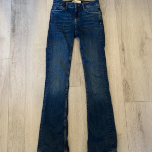 Low waist bootcut jeans - Lågmidjade bootcut jeans från zara i storlek 32. Säljer då dom är lite för små för mig. använda få gånger och är i ett bra skick ⭐️