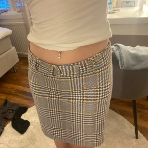 kjol - söt lågmidjad rutig kjol från gina. den är mer blå i verkligheten 🥰 använd en gång så i superfint skick