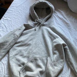 hoodie - en grå hoodie som inte används längre i bra skick