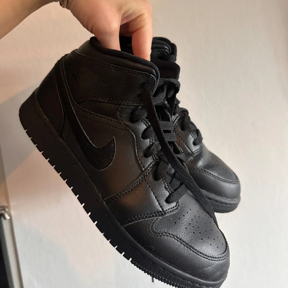 Säljer nu mina Air Jordan i storlek 37,5 då dom aldrig kommer till användning. Använda 1 gång så superfint skick. Skickas i original kartong. Kengät.