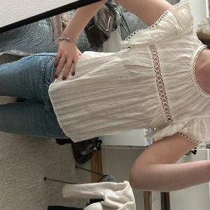 Vit topp - Jättesöt topp från aqua, köpt på bloomingdales i nyc. Använd några fåtal gånger! Den är typ off-white med små guldiga detaljer.