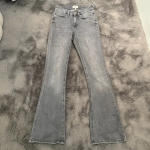 Flared Jeans - Jeansen är från Only, i färgen grå och har i storlek XS-30