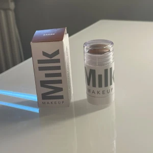 Milk bronzer - Säljer min helt nya och oanvända milkbronzer i färgen baked, fick två när jag fyllde år ❤️ nypris: 279kr mitt pris: 189kr ❤️ skriv om ni är intresserade ❤️❤️