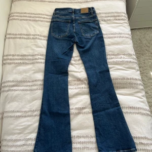 Gina tricot bootcut jeans - Gina tricot jeans i storlek 36. Dem är i bra skick och utan defekter. Bootcut mid/lowwaist. Säljes pga att jag inte har användning av dem längre.