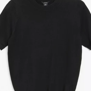 Stickad t-shirt  - Tunn stickad t-shirt som är så fin och snygg till sommaren, jätte fint skick och knappt andvänd🫶🏼