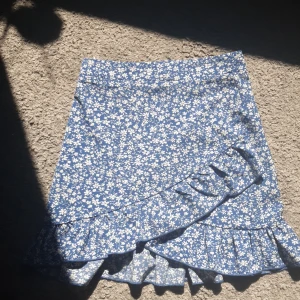 Blommig kjol  - En jette sött kjol från Shein. Den är i bra sick. Den har en dragkjedja på sidan. Den är blå med små vita blommor. 