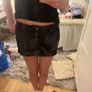 Jeanskjol - Så snygg lågmidjad jeans kjol. Med coolt mönster. Midjemått 36 cm och längd 27 cm