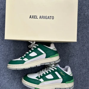 Axel arigato skor - Säljer ett par av dessa som jag använt fåtal gånger. Nypris är 3100kr. Jättefint skick. Skriv dom för bilder. Medföljer låda osv