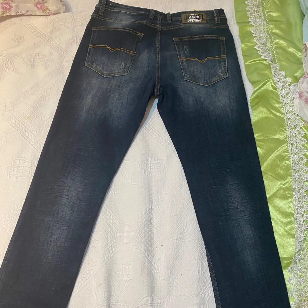 Ett par blå jeansbyxor från Diesel i storlek 36. Byxorna är helt äkta och är i helt nyskick, säljer för att dem passar inte mig längre.. Jeans & Byxor.