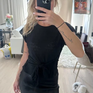 Topp - Topp från zara med knyte i fram. Knappt använd🖤storlek xs