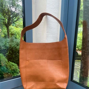 Brun axelväska Gina Tricot - Stor axelväska från Gina Tricot🌸 Mått ca 40x40x13👜 Jättefint skick!