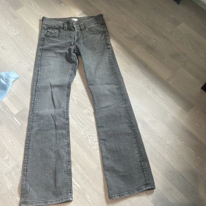 Byxor  - Ett par utsvängda gråa byxor i stolek 170. Är använda 1 gång, pris kan diskuteras vid snabb affär.