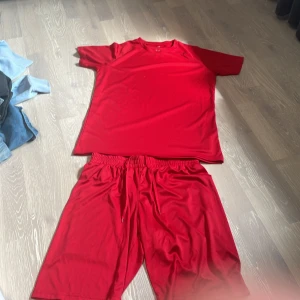 Träningskläder - Ett rött matchande sätt, kan säljas var för sig. Är i stolek 158/164. Använd 1 gång. 