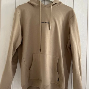 Hoddie från Les Deux - Stilren beige Hoodie från Les Duex, säljer pga blivivit för liten, inte använd många gånger