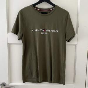 Superfin t-shirt från Tommy Hilfiger i fin militärgrön färg. Storlek S herr. Helt oanvänd men saknar lapp, i perfekt nyskick!