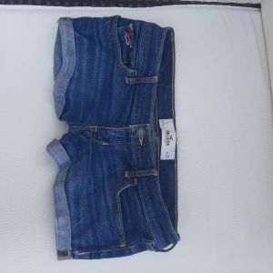 Sjukt snygga holiester shorts 💕 - Jättefina jeans shorts av märket holiester!! Säljer för att dom tyvärr var fel storlek. Utmärkt skick,  bara prövade. Kontakta mig vid minsta fråga 💕💕