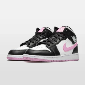 Nike air jordan 1 - Nike air jordan 1 mid i färgen light arctic pink💗 Storlek 39 och använda ett fåtal gånger. Självklart äkta och nypris 2800 men säljer för 1000kr.  Är öppen för bud vid snabb affär💗💗