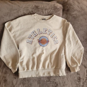 Tröja - Bekväm fin tröja i väl använt skick. En liten rödaktig svag fläck se bild 2.  