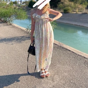 Klänning - Fin klänning från hm i fint skick ! Storlek xs men passar även mig som bär s/m💖