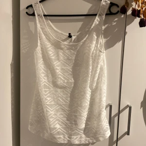 Nätlinne  - Vitt nätlinne från h&m i strlk S. Knappt använt, i Toppenskick! 