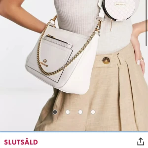 Vit handväska från River Island - Sååå gullig och praktisk axelrems väska med avtagbart band för att göra det till en liten gullig väska med bara kedjan! Flera fack och perfekt till allt som fest till vardag 💕⭐️ SLUTSÅLD!
