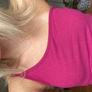 Croppad topp - Söt croppad one shoulder topp från even & odd💋använd 2-3 gånger💅🏼lite osäker på storlek då det inte står i linnet, men gissar S💕 kan skicka fler bilder vid efterfrågan! 