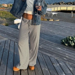 GINA TRICOT Randiga byxor - Säljer dessa jättefina trendiga randiga byxor ifrån Gina tricot! (OBS: Flyttar till USA i September så avslutar all min försäljning då).🇺🇸