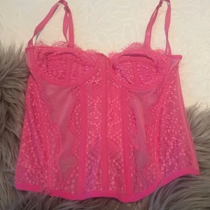 Rosa korsett - Säljer denna rosa korsett från shein som aldrig är använd och därför i toppenskick. Sann till storleken, tveka inte att höra av er vid frågor 💗💗💗