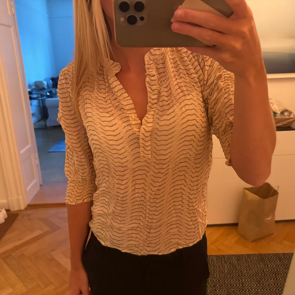 Säljer denna så fina blus från Levate! Perfekt för utgång/ middag!!💞. Puserot.