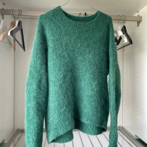 Alpacka stickad tröja - Fin stickad tröja i ull/alpaca. Lite boxigare modell. Använd 2 gånger. 899kr inköpspris. 