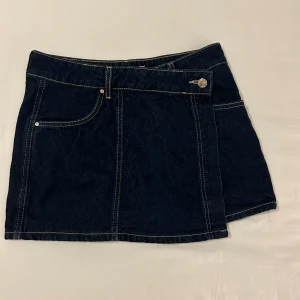 Jeans - Jeans kjol/shorts. Superfina från Zara, endast tvättade en gång och aldrig använda. Som ny, ord pris 329kr