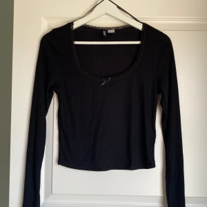 Långarmad tröja - Långarmad tröja från H&M. Endast prövad. Köpte för 100 kr. 
