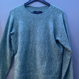 Mörkgrön stickad super fin tröja!😍 - Säljer denna super fina mörkgröna tröjan från veromoda!  Använder inte längre då det inte är min stil. Är inte i bästa skicket då den är ganska så mycket använd och det syns då den är väldigt knottrig men går nog att rädda med en noppmaskin!☺️