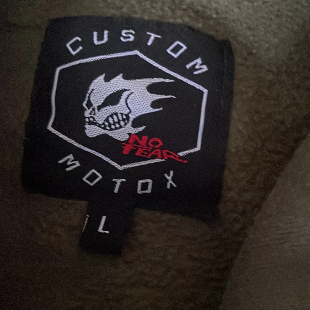 As skön hoodie från Custom Motox! Säljs för den ej kommer till användning längre. Skick 8/10! Skriv för funderingar eller mer bilder. Pris ej hugget i sten!. Hoodies.